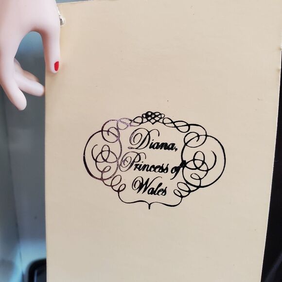 Diana Princess of Wales Porcelain Portrait Doll - Picture 6 of 11